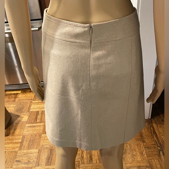 Adorable Banana Republic mini skirt in size 6! - Picture 2 of 15